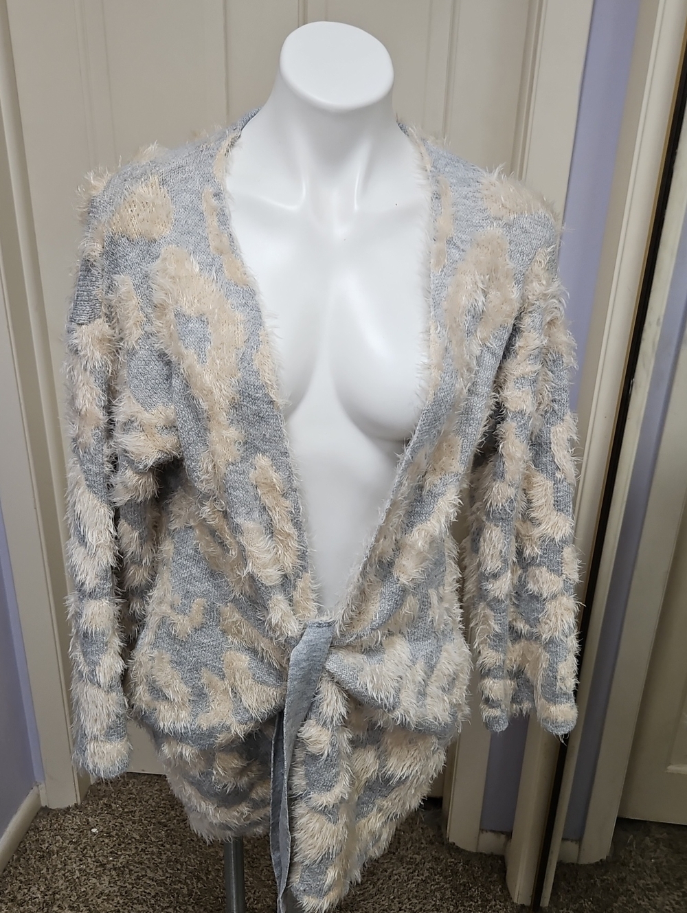 UNIQ Fluffy Soft  Knit in Light Gray Cat Animal Print
